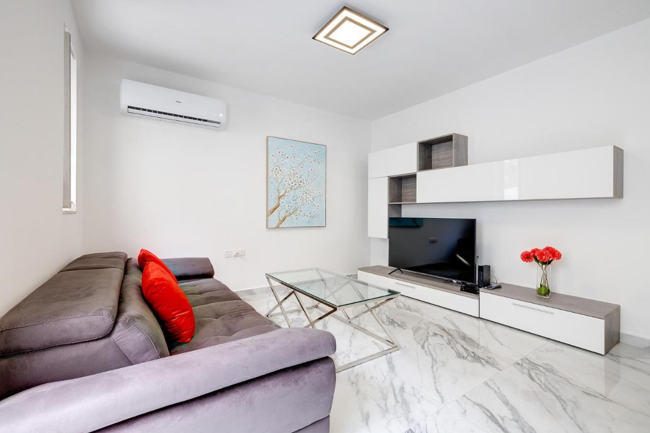 Cosy Apartment Steps To St George'S Bay Saint Julian's Exterior photo
