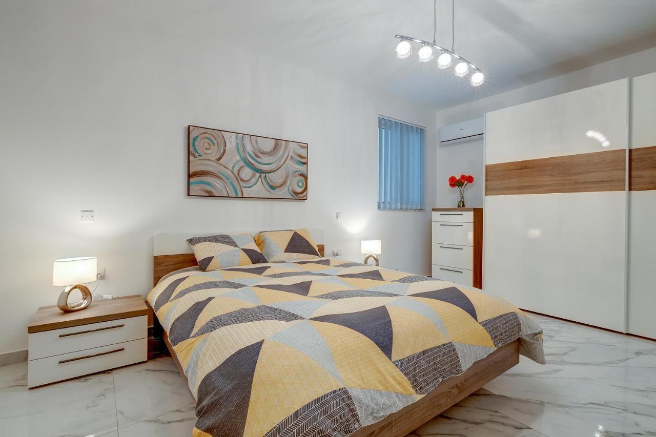 Cosy Apartment Steps To St George'S Bay Saint Julian's Exterior photo