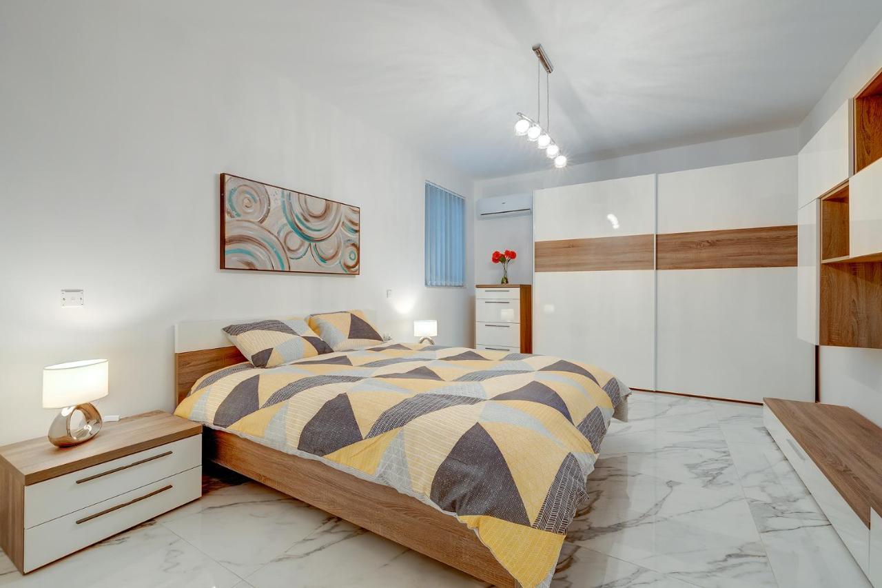 Cosy Apartment Steps To St George'S Bay Saint Julian's Exterior photo