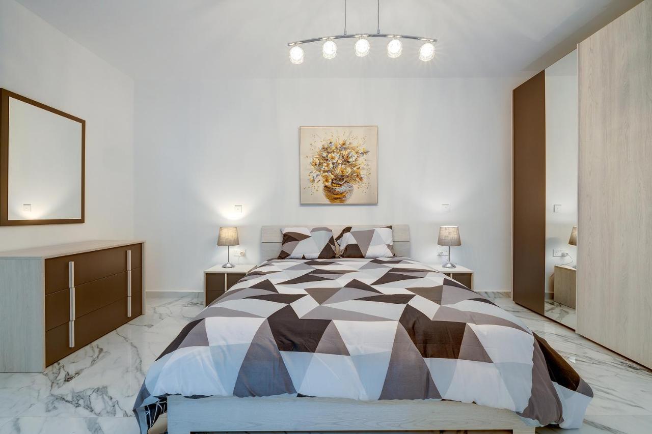 Cosy Apartment Steps To St George'S Bay Saint Julian's Exterior photo